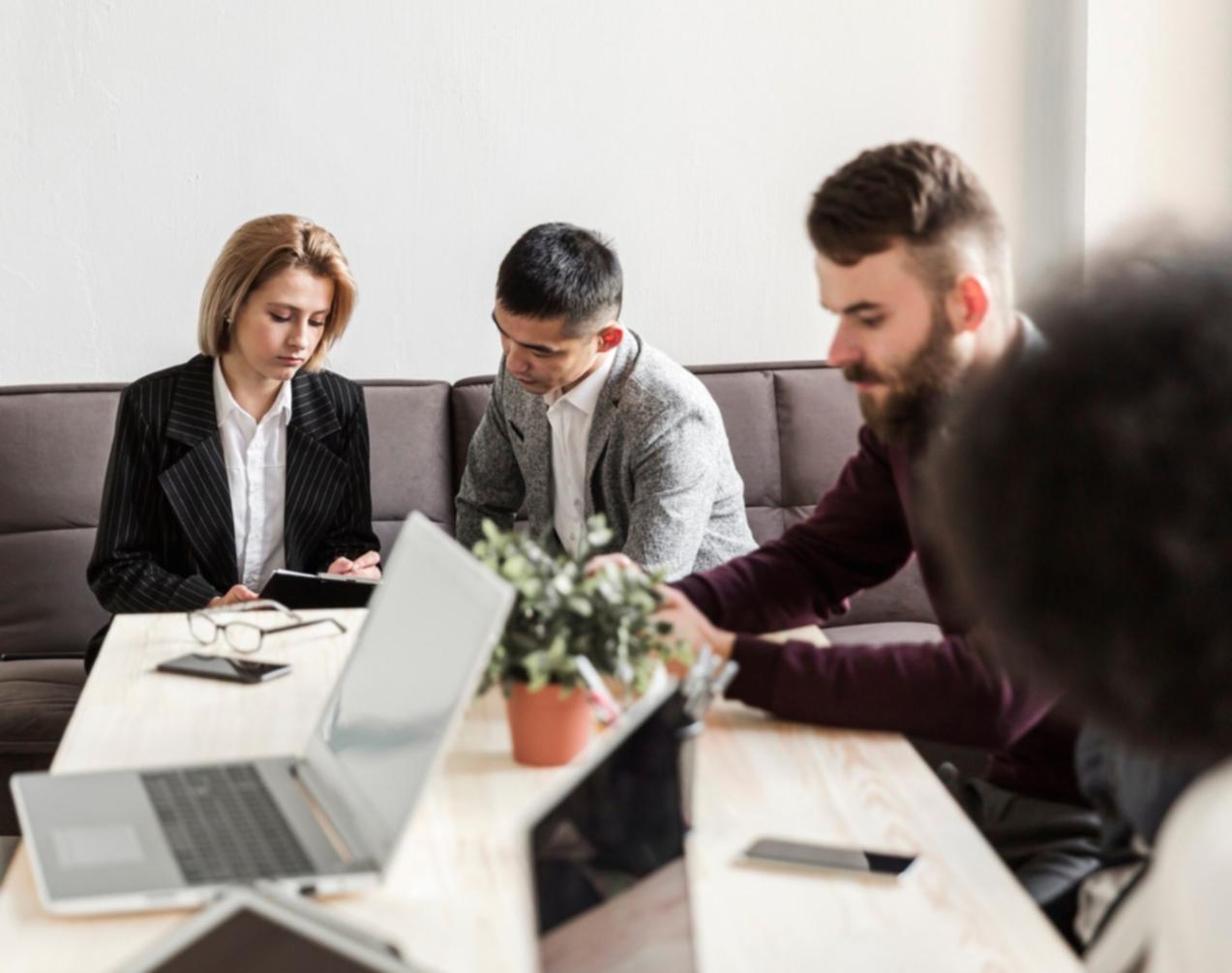 Analyste financier travaillant sur un modèle de valorisation