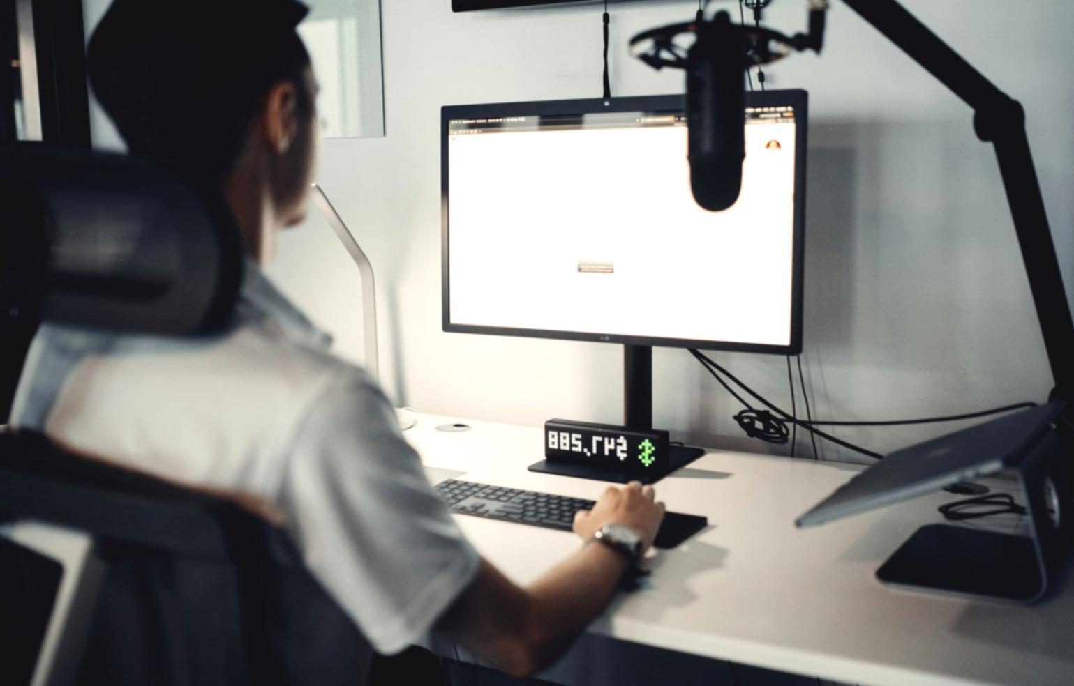 Analyste financier travaillant sur des modèles d'évaluation