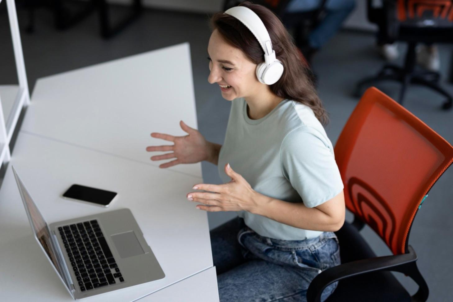 Analyste financier travaillant sur des modèles d'évaluation avancés