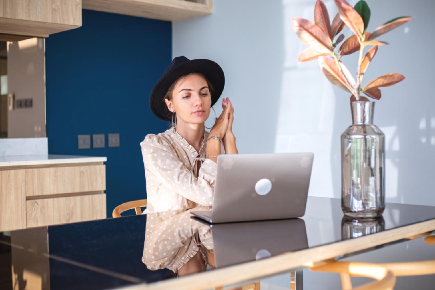 Équipe d'analystes financiers en formation